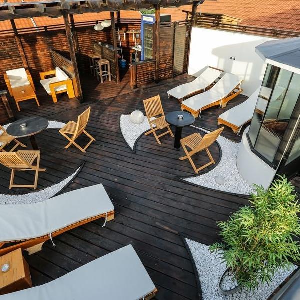 10% discount on bed and breakfast, free use of the outdoor pool and whirlpool tub